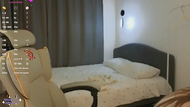 mowalova online show from April 10, 2026, 8:38 pm