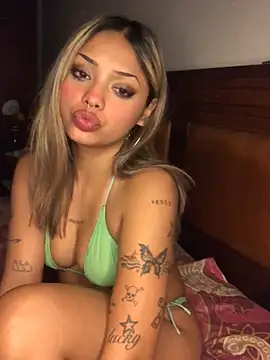 Snapshot of lolavixenn chatting on April 25, 2026, 9:23 am lolavixenn online show from April 25, 2026, 9:23 am