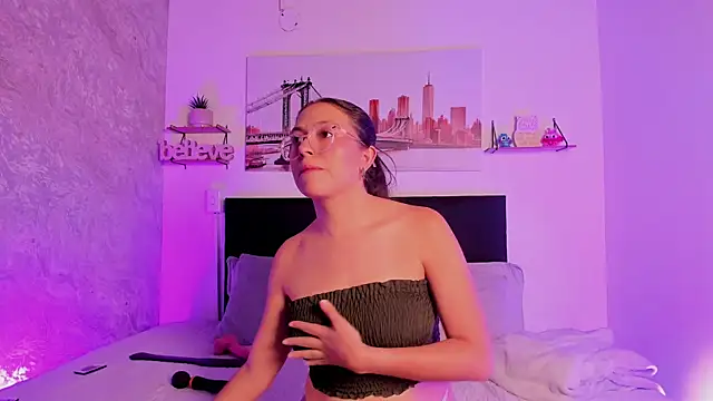 SofiaLujan  online show from April 8, 2026, 11:50 pm