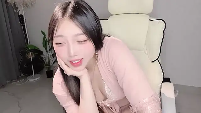 Yukiy8877 online show from April 18, 2026, 1:02 pm