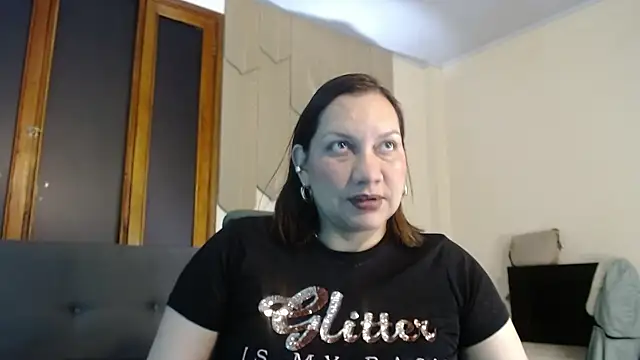 mia coral1 online show from April 15, 2026, 3:23 am