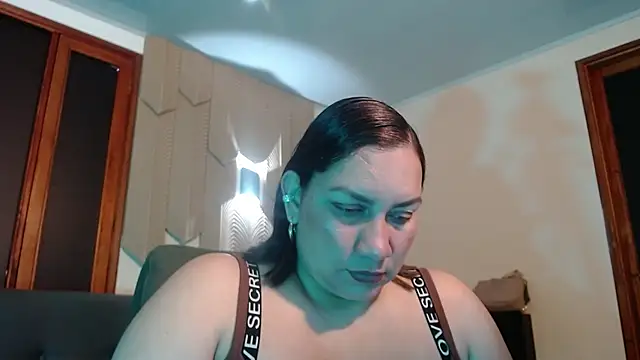 mia coral1 online show from April 16, 2026, 4:41 pm