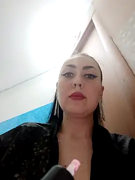 regina6125 online show from April 7, 2026, 4:42 pm