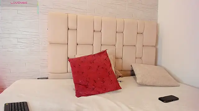 laurakane  online show from April 9, 2026, 11:49 am