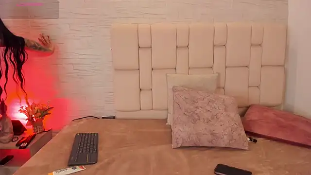 laurakane  online show from April 11, 2026, 11:47 am