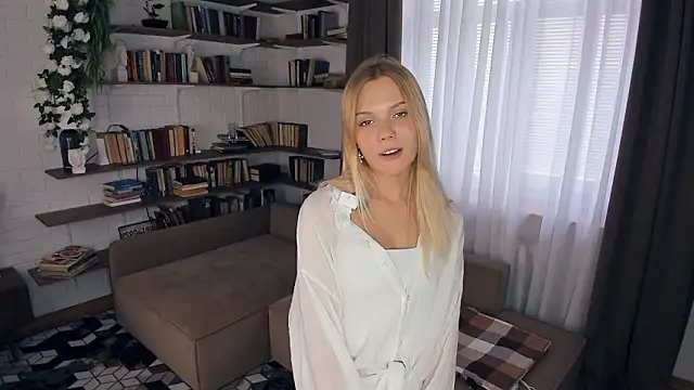 InesPiek online show from March 25, 2026, 8:57 am