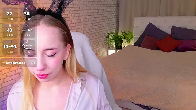 ShadowSparkle online show from April 17, 2026, 10:01 pm