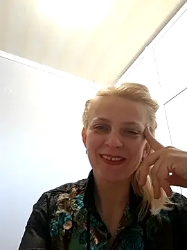 MiaLove183 online show from April 19, 2026, 8:37 am