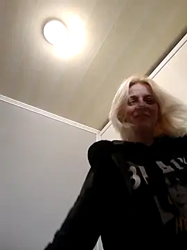 MiaLove183 online show from March 28, 2026, 12:06 pm