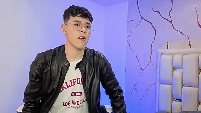 Tom Parker  online show from April 10, 2026, 10:06 pm