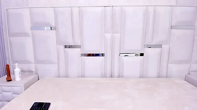 breenda01 online show from April 14, 2026, 3:55 am