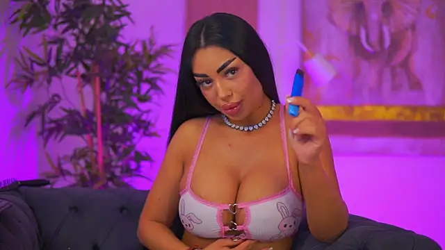 LatinaMorene online show from April 17, 2026, 6:11 pm