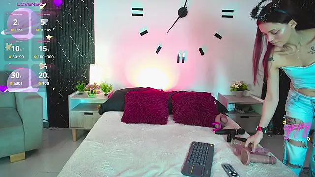 aurora petitee online show from April 16, 2026, 1:12 pm