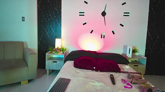 aurora petitee online show from April 15, 2026, 1:04 pm