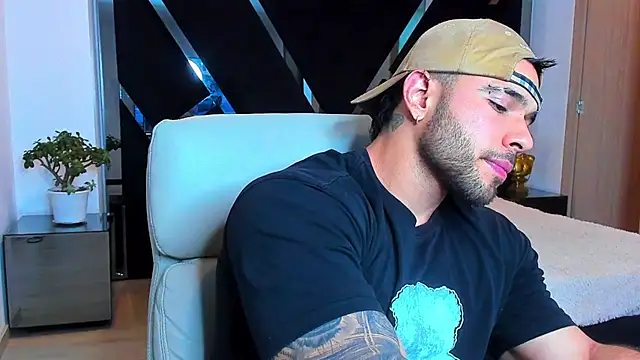 Raytorres online show from April 15, 2026, 10:43 pm