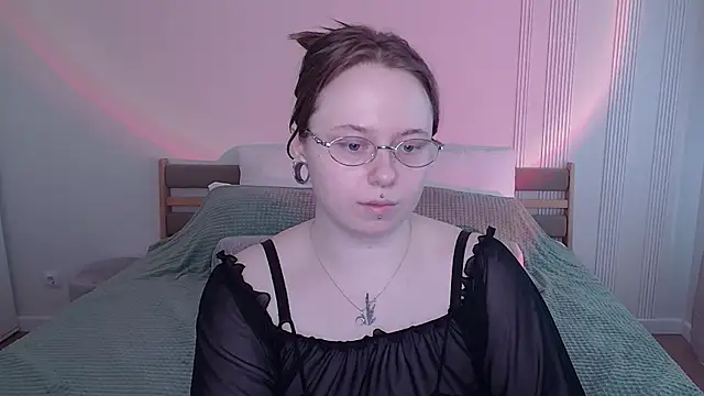 SelenaLily online show from April 4, 2026, 2:23 pm