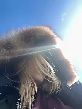 EloiseeUKK online show from April 16, 2026, 8:26 am