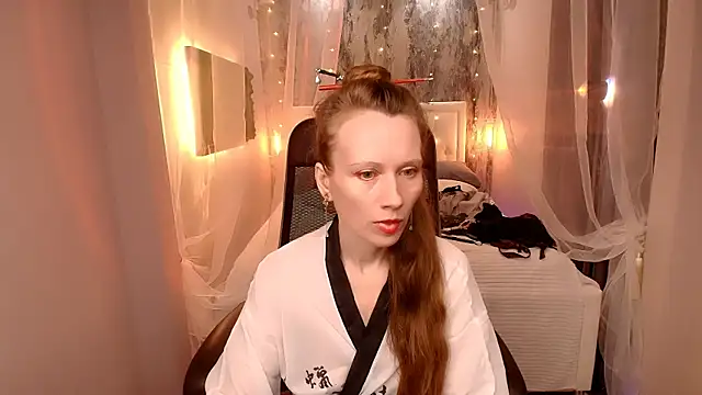 NicoleMiless online show from April 14, 2026, 12:32 pm