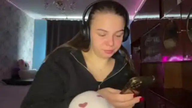 ThedaStrevell online show from April 8, 2026, 7:54 am