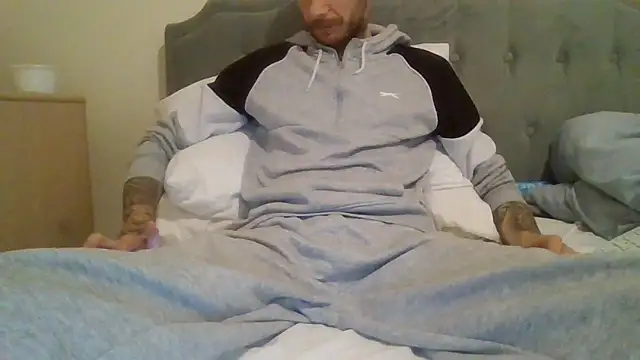 feetlovrr94 online show from April 13, 2026, 10:25 pm