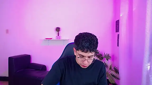 maax 18 online show from April 7, 2026, 1:24 pm