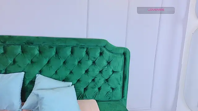 lilyrouses online show from April 16, 2026, 7:36 pm