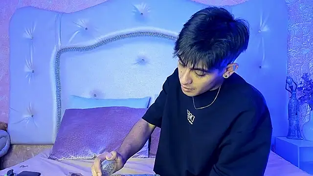 TylerCruz   online show from April 7, 2026, 3:14 pm