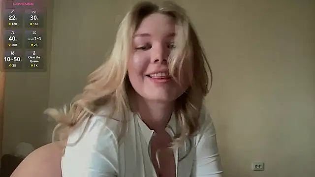 cutiejuliee online show from March 31, 2026, 2:52 pm