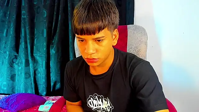 Aless bigg online show from April 12, 2026, 8:17 am