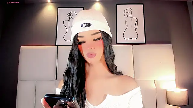 Kornylovee online show from April 14, 2026, 8:47 pm