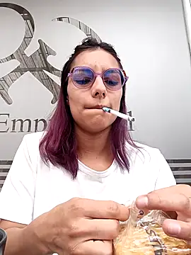 ValeAlvarez  online show from April 17, 2026, 5:38 pm