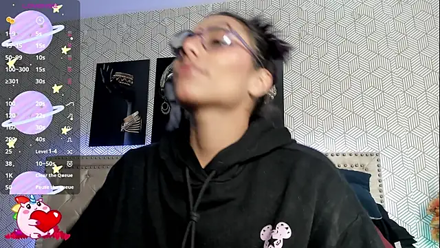 ValeAlvarez  online show from April 13, 2026, 3:16 pm