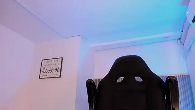 ApoloJackson1 online show from April 9, 2026, 6:19 am