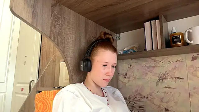 KiraNice1 online show from April 16, 2026, 12:17 pm