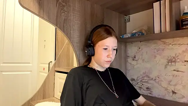 KiraNice1 online show from April 3, 2026, 12:33 pm