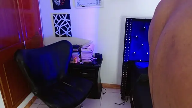 romanpearce  online show from April 17, 2026, 9:06 pm