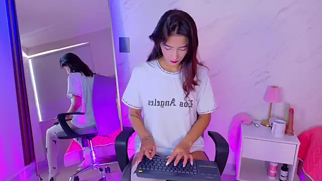 Charlott  18 online show from April 14, 2026, 1:27 pm