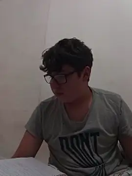 upssamuuu online show from April 16, 2026, 9:39 pm