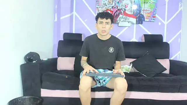 QuadFlameX0 online show from April 17, 2026, 7:17 pm