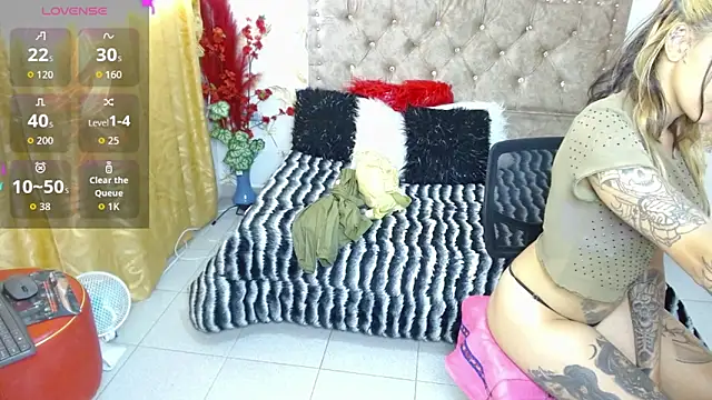 Luna-Foxx online show from April 14, 2026, 8:14 pm