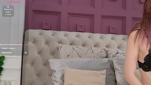 LouiseFleen online show from April 6, 2026, 4:46 am