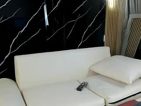 HenrryDouglas online show from April 6, 2026, 11:55 am