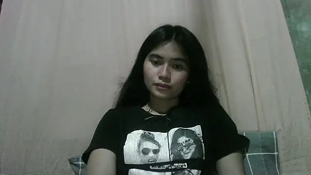 SarinaWhisenton online show from April 3, 2026, 5:47 am