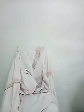 Rosesarem online show from April 9, 2026, 4:47 am