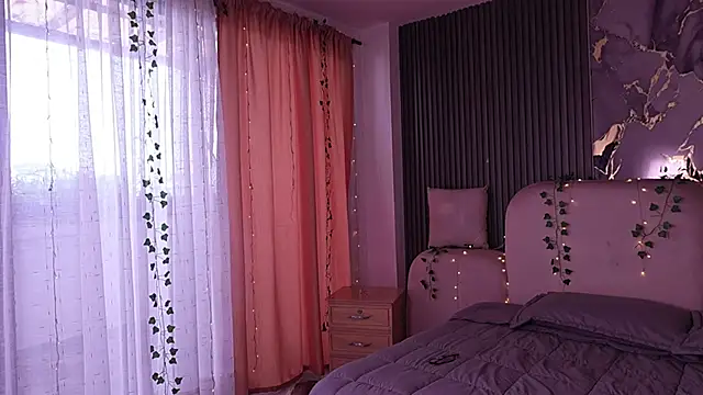 LilithLuxor  online show from April 1, 2026, 1:23 pm