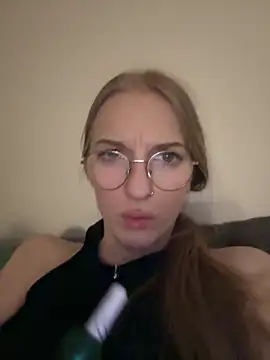 EvaEvis online show from April 15, 2026, 7:07 pm