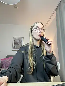 EvaEvis online show from April 15, 2026, 5:35 am