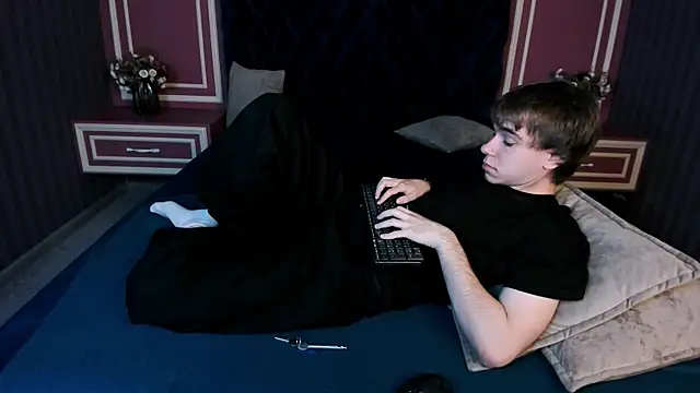 Snapshot of DaveBevy chatting on July 8, 2026, 7:58 pm DaveBevy online show from July 8, 2026, 7:58 pm