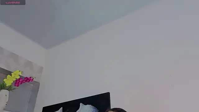 leyla dikens  online show from April 6, 2026, 1:23 pm