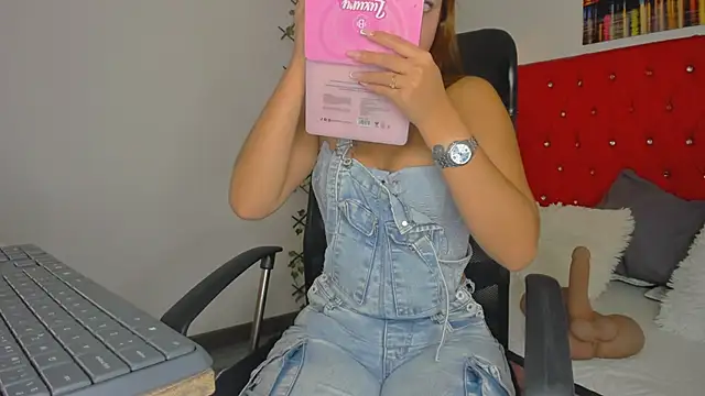 Snapshot of emily__dee chatting on May 4, 2026, 12:52 pm emily dee online show from May 4, 2026, 12:52 pm